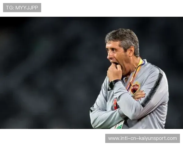 球星参与“防守衔接”课：前场失球后快速回防战术演练